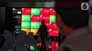 Karyawan melintasi layar yang menampilkan Indeks Harga Saham Gabungan (IHSG) saat acara Penutupan Perdagangan Bursa Efek Indonesia Tahun 2022 di Jakarta, Jumat (30/12/2022). PT Bursa Efek Indonesia (BEI) mencatat ada 59 perusahaan yang melakukan Initial Public Offering (IPO) atau pencatatan saham sepanjang 2022. Pada penutupan perdagangan akhir tahun, Indeks Harga Saham Gabungan (IHSG) ditutup lesu 0,14% atau 9,46 poin menjadi 6.850,62. (Liputan6.com/Angga Yuniar)