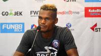 Israel Wamiau mendapat pujian meski Arema kalah dari Borneo FC. (Bola.com/Iwan Setiawan)