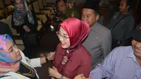 Selly Andriany Gantina (tengah) mendapat ucapan selamat setelah ditetapkan sebagai Wakil Bupati Cirebon, menggantikan pejabat lama yang buron terkait korupsi dana bansos. (Liputan6.com/Panji Prayitno)