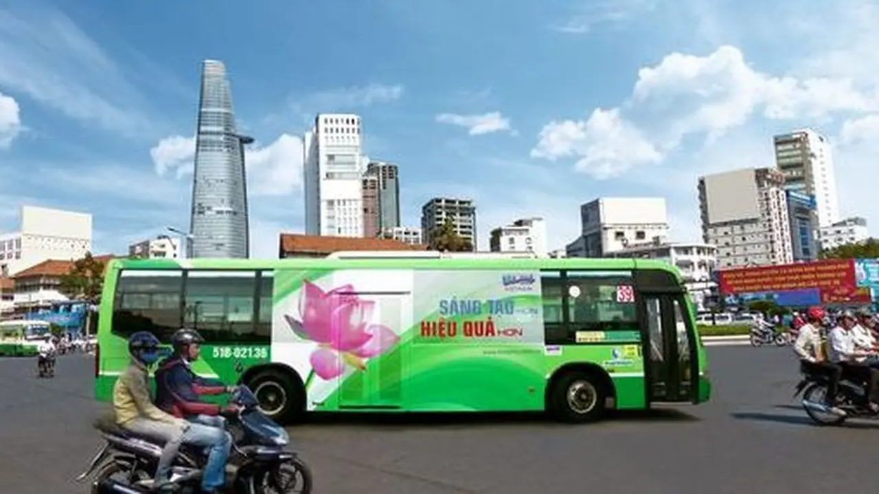 Iklan Kembali Menempel di Bus Ho Chi Minh City