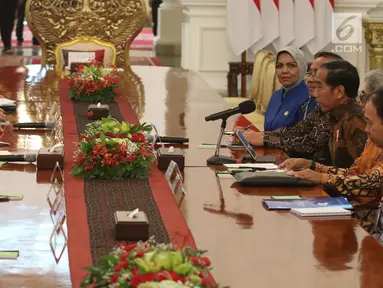 Presiden Joko Widodo saat menerima Ketua Senat Parlemen Republik Kazakhstan, Kassym Zhomart Tokayev beserta rombongan di Istana Merdeka, Jakarta, Selasa (13/3). (Liputan6.com/Angga Yuniar)