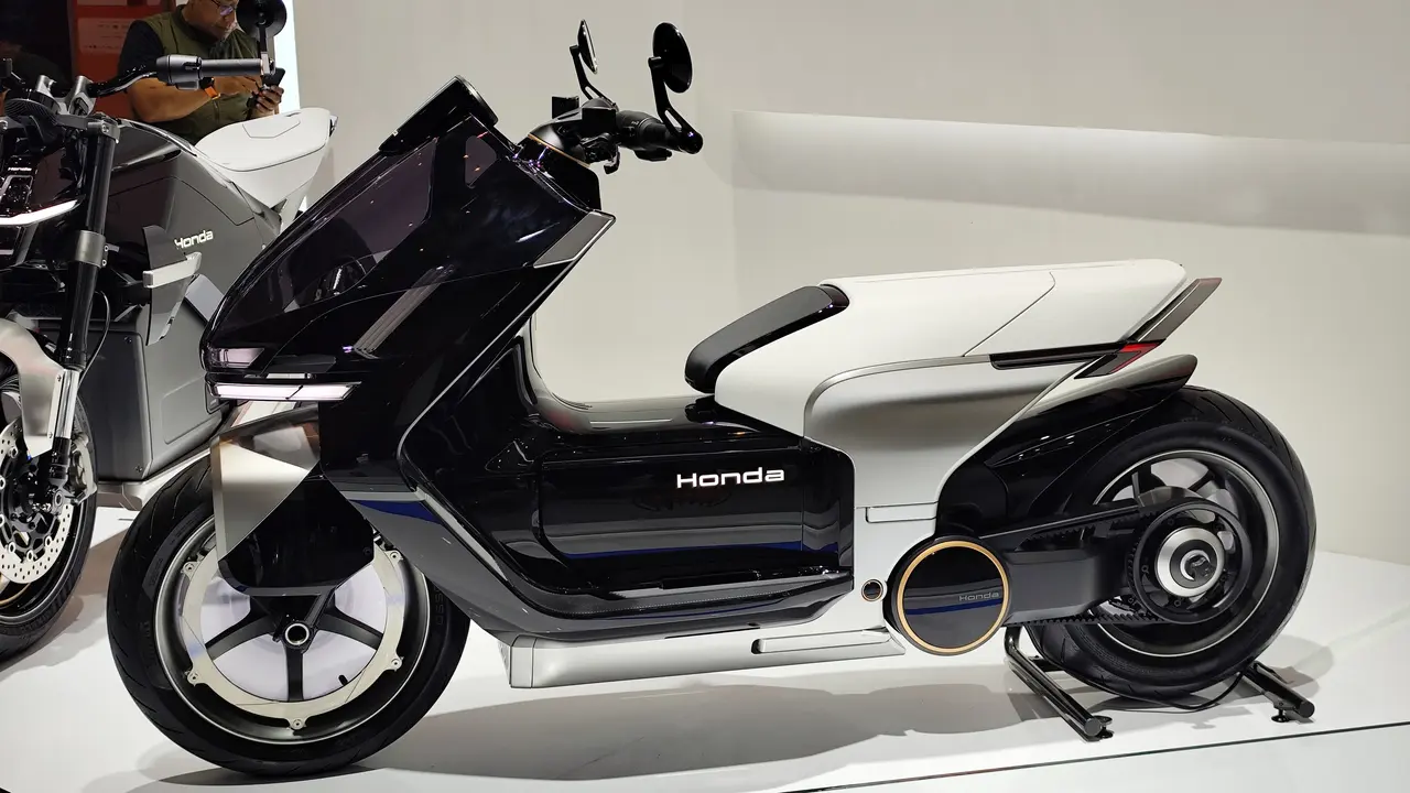 Honda PCX 160 RoadSync Hadir di IIMS 2025, Bisa Langsung Dibeli