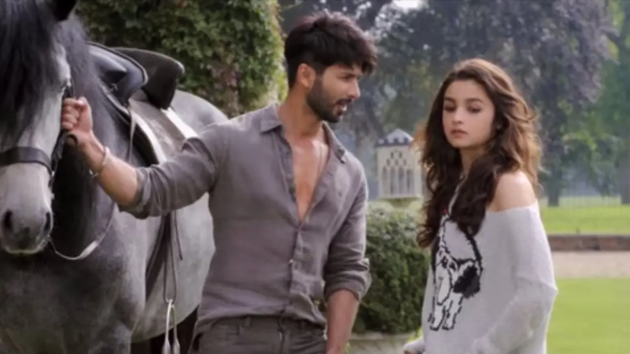 Alia Bhatt dan Shahid Kapoor dalam salah satu adegan Shaandar (Huffington Post)