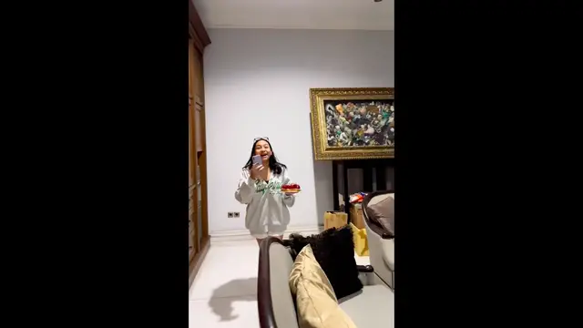 Momen Lucu Mayangsari Ngumpet di Bawah Meja Saat Diberi Kejutan Ulang Tahun oleh Keluarga Tercinta. (instagram.com/mayangsari_official)