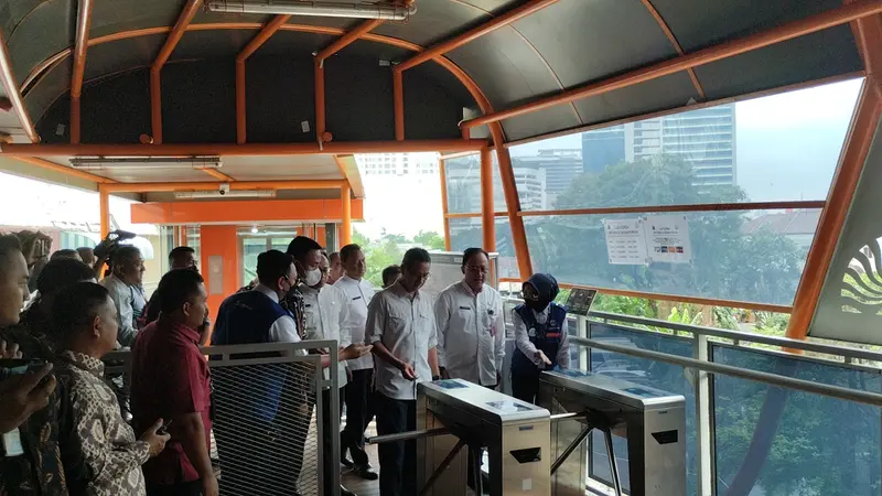 Penjabat (Pj) Gubernur DKI Jakarta Heru Budi Hartono meresmikan Skywalk Kebayoran Lama, Jakarta Selatan