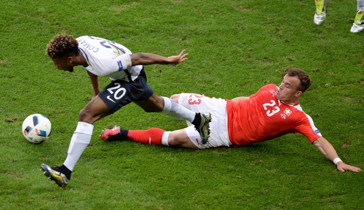 Pemain Prancis, Kingsley Coman (kiri), berebut bola dengan pemain Swiss, Xherdan Shaqiri, pada laga terakhir Grup A Piala Eropa 2016 di Stade Pierre Mauroy, Lille, Senin (20/6/2016) dini hari WIB. (AFP/Denis Charlet)