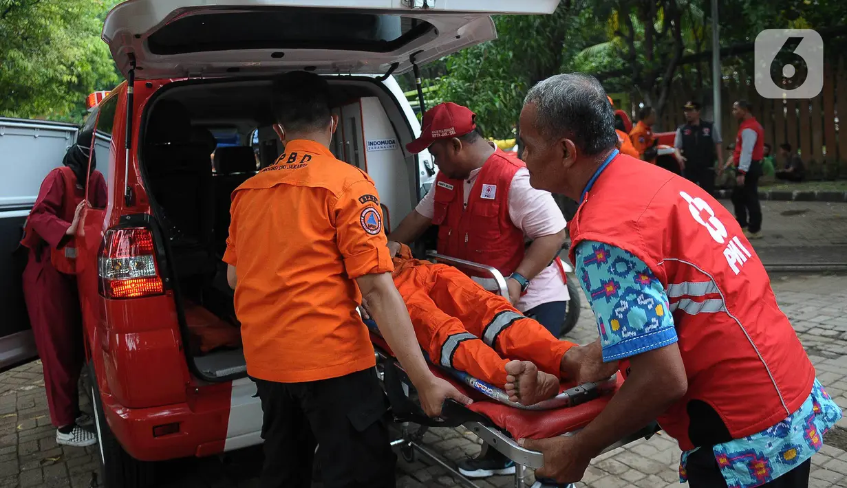 Badan Penanggulangan Bencana Daerah (BPBD) DKI Jakarta juga menyiagakan personil yang bertugas untuk melakukan evakuasi logistik pemilu saat banjir pada 14 Februari 2024. (merdeka.com/Imam Buhori)