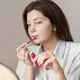 Tips memakai lip vinyl agar tidak kering dan on point seharian. (foto: jcomp/freepik)