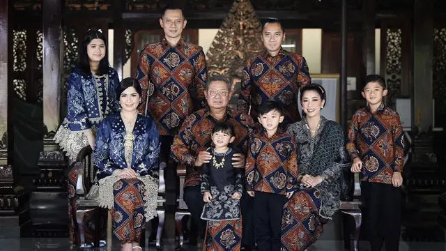 Potret Momen Lebaran Seleb Tanah Air dan Keluarga, Kompak Kenakan Baju Senada. (Sumber: Instagram/agusyudhoyono)