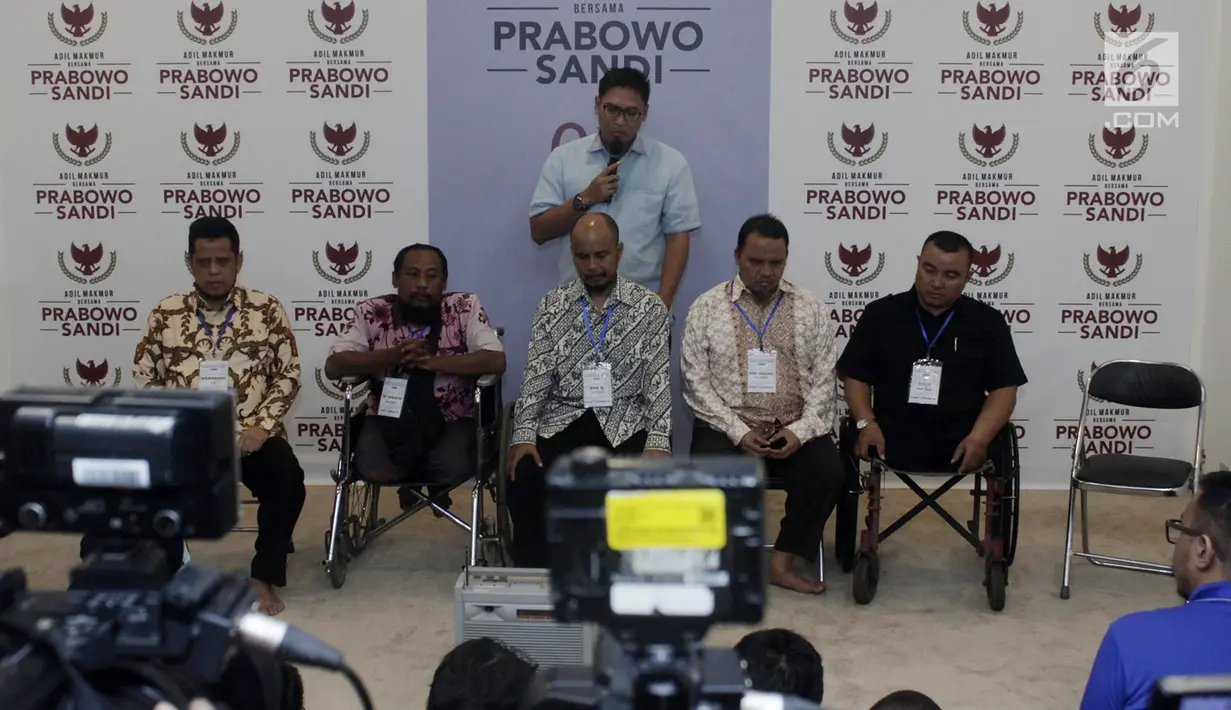 Wakil Sekjen Partai Gerindra Sudaryono (berdiri) memberikan keterangan usai pertemuan di Jakarta, Selasa (4/12). Perkumpulan disabilitas bersilaturahmi dan dialog bersama Prabowo dalam rangka Hari Disabilitas Internasional. (Merdeka.com/Iqbal S Nugroho)
