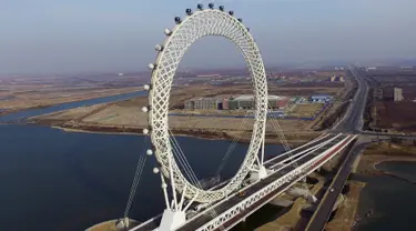 Pemandangan roda ferris raksasa sepanjang 145 meter (476 kaki) di Weifang di provinsi Shandong, China (27/11). Roda ferris atau kincir ria adalah sebuah struktur berbentuk roda (jentera) yang digantungi kabin-kabin penumpang. (AFP Photo/China Out)