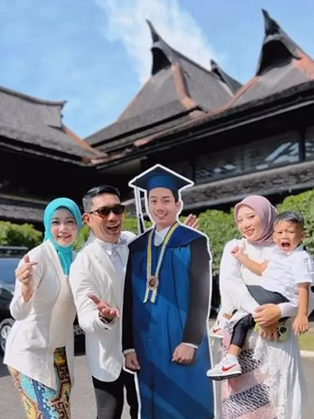 6 Potret Ridwan Kamil Wakili Mendiang Eril Wisuda, Tak Kuasa Tahan Air Mata