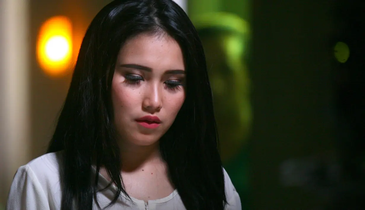 "Saya nggak mau ngomong apa-apa. Udah biasa diinjek orang, dijatuhin orang, udeee biasa. Ketawa aja," kata Ayu Ting Ting. (Nurwahyunan/Bintang.com)