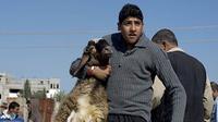 Pria Palestina berkumpul di pasar domba di Kota Gaza. Umat Muslim merayakan Hari Raya Haji, yang menandai berakhirnya Ibadah haji di Mekah. (AFP/Mohammed Abed/wwn)