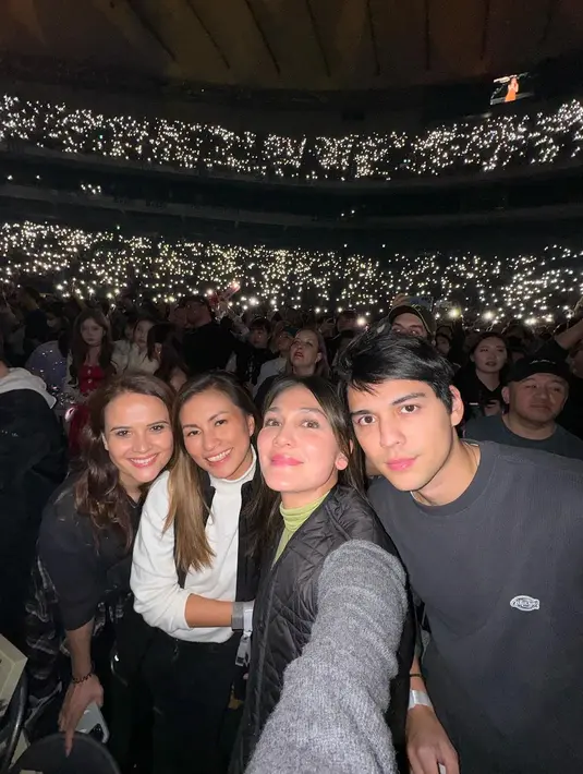 Outfit konser ala Luna Maya mencuri perhatian publik. Dalam kesempatan itu, perempuan 40 tahun itu tampil chic mengenakan turtleneck yang dilapisi vest dan blazer sebagai luaran.
