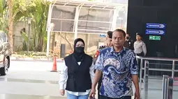 Pakai Masker, Bupati Sukoharjo Bungkam saat Tiba di KPK