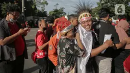 Suporter timnas Indonesia mulai memadati area Stadion Utama Gelora Bung Karno (SUGBK) untuk menyaksikan leg pertama semifinal Piala AFF 2022 kontra Vietnam di Jakarta, Jumat (6/1/2023). Seperti pertandingan-pertandingan terdahulu, penonton yang datang pun hadir mengenakan atribut lengkap bernuansa Timnas Indonesia. (Liputan6.com/Faizal Fanani)