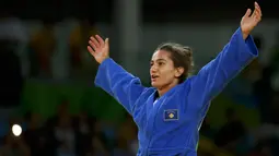 Atlet Kosovo, Majlinda Kelmendi  merayakan kemenangannya meraih medali emas pada cabang judo putri Olimpiade 2016 di Rio de Janeiro, Minggu (7/8). Majlinda Kelmendi menjadi atlet Kosovo pertama yang menorehkan sejarah untuk negaranya. (REUTERS/Toru Hanai)