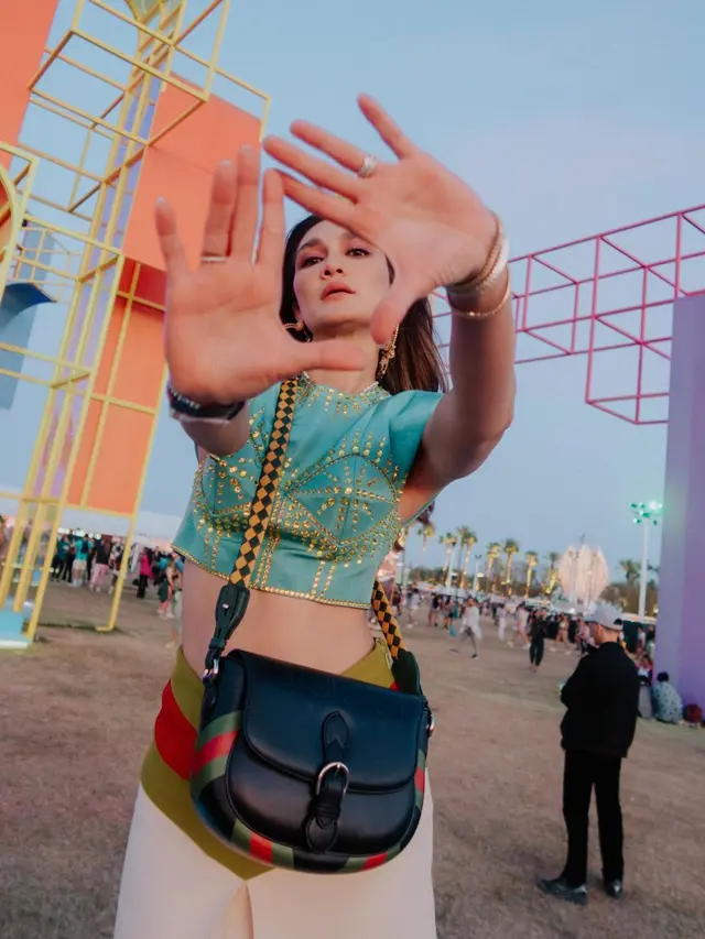 6 Gaya Luna Maya saat Nonton Festival Musik Coachella, Ekspresif Banget
