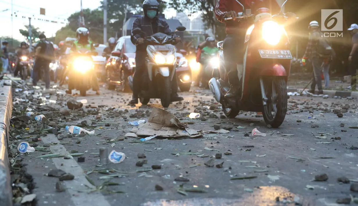 Kendaraan melintasi jalan di sekitar Stasiun Palmerah, Jakarta Barat, Senin (30/9/2019). Jalur di kawasan itu telah dibuka, namun kendaraan harus berhati-hati karena banyaknya batu sisa bentrokan massa di belakang gedung DPR yang berakhir ricuh. (Liputan6.com/Angga Yuniar)