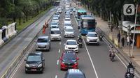 Sejumlah kendaraan bermotor melintas di bawah Alat Sistem Jalan Berbayar Elektronik (ERP) di Jalan Medan Merdeka Barat, Jakarta, Senin (9/1/2023). Pemprov DKI Jakarta berencana untuk menerapkan kebijakan jalan berbayar atau 'Electronic Road Pricing' (ERP) di sejumlah ruas jalan Ibu Kota dengan usulan besaran tarif sekitar Rp5.000 hingga Rp19.000 sekali melintas. (Liputan6.com/Herman Zakharia)