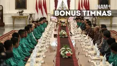 Presiden juga memberikan bonus senilai ratusan juta rupiah bagi pemain dan ofisial tim.