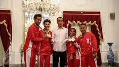 Presiden Jokowi berpose bersama Tontowi Ahmad, Liliyana Natsir, Sri Wahyuni Agustiani dan Eko Yuli Irawan saat menerima  Kontingen Indonesia untuk Olimpiade Rio De Janeiro Brasil 2016, di Istana Merdeka, Jakarta, Rabu (24/8). (Liputan6.com/Faizal Fanani)
