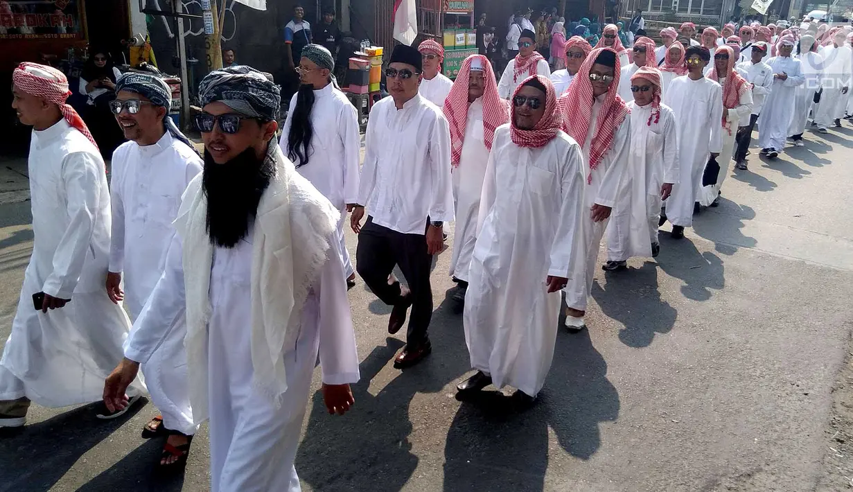 Peserta mengenakan pakaian ala Timur Tengah saat mengikuti pawai taaruf Musabaqah Tilawatil Quran (MTQ) tingkat Kota Tangerang Selatan di Alam Sutera, Serpong Utara, Senin (9/9/2019). Pawai taaruf ini diikuti kecamatan se-Kota Tangerang Selatan. (merdeka.com/Arie Basuki)