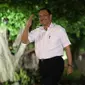 Mantan Menko Kemaritiman Luhut Binsar Panjaitan tiba di Kompleks Istana Kepresidenan di Jakarta, Selasa (22/10/2019). Berkemeja putih seperti calon menteri lainnya, Luhut hanya menebar senyum ke awak media. (Liputan6.com/Angga Yuniar)