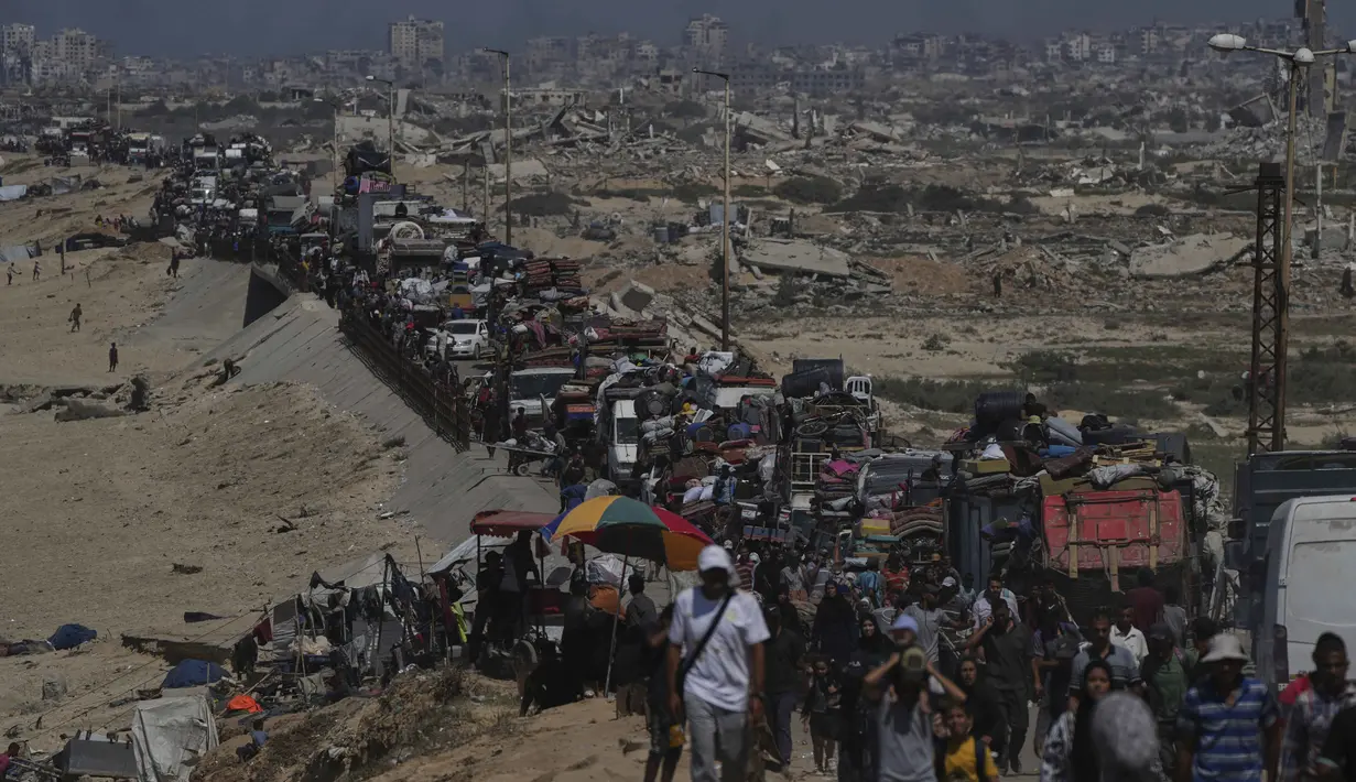 Pengungsi Palestina meninggalkan kota Gaza membawa barang-barang mereka di sepanjang jalan pesisir menuju wilayah selatan, Rabu 17 September 2025. (AP Photo/Abdel Kareem Hana)