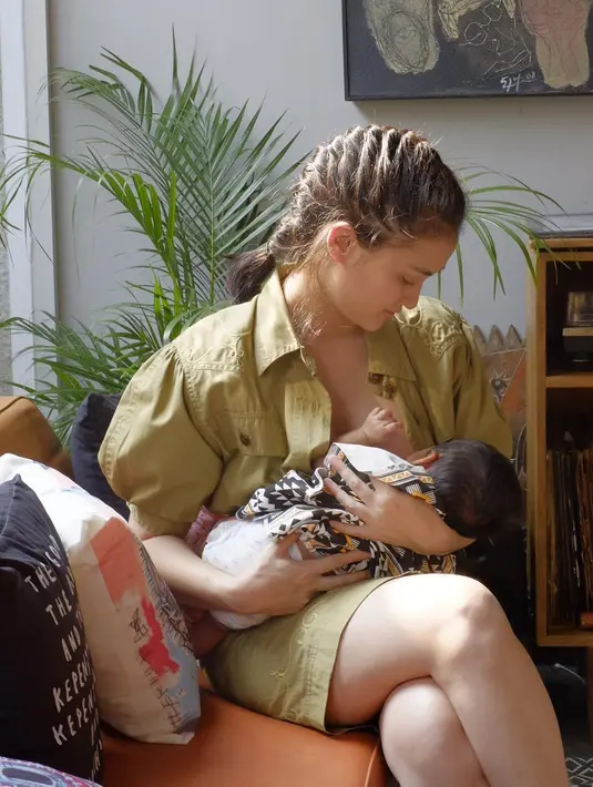 Sejak Salma lahir, gaya Atiqah saat mengurus buah hatinya itu memang selalu menjadi sorotan. Coba lihat saja saat Salma masih bayi dan begini lah tampilan Atiqah yang tetap memesona ketika menyusui sang anak. (Instagram/atiqahhasiholan)