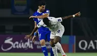 Bek Persib Bandung, Julio Cesar berduel dengan striker Lion City Sailors, Anderson Lopes dalam laga perdana Grup G AFC Champions League 2 2025/2026 di Gelora Bandung Lautan Api, Kamis (18/9/2025). (Dok. Persib)