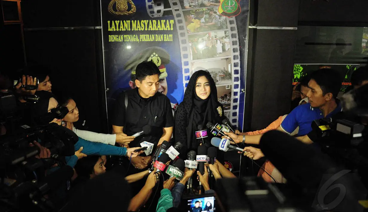 Pipik Dian Irawati saat menjawab pertanyaan wartawan di Polres Metro Jakarta Selatan, Senin (30/6/2014) (Liputan6.com/Faizal Fanani)