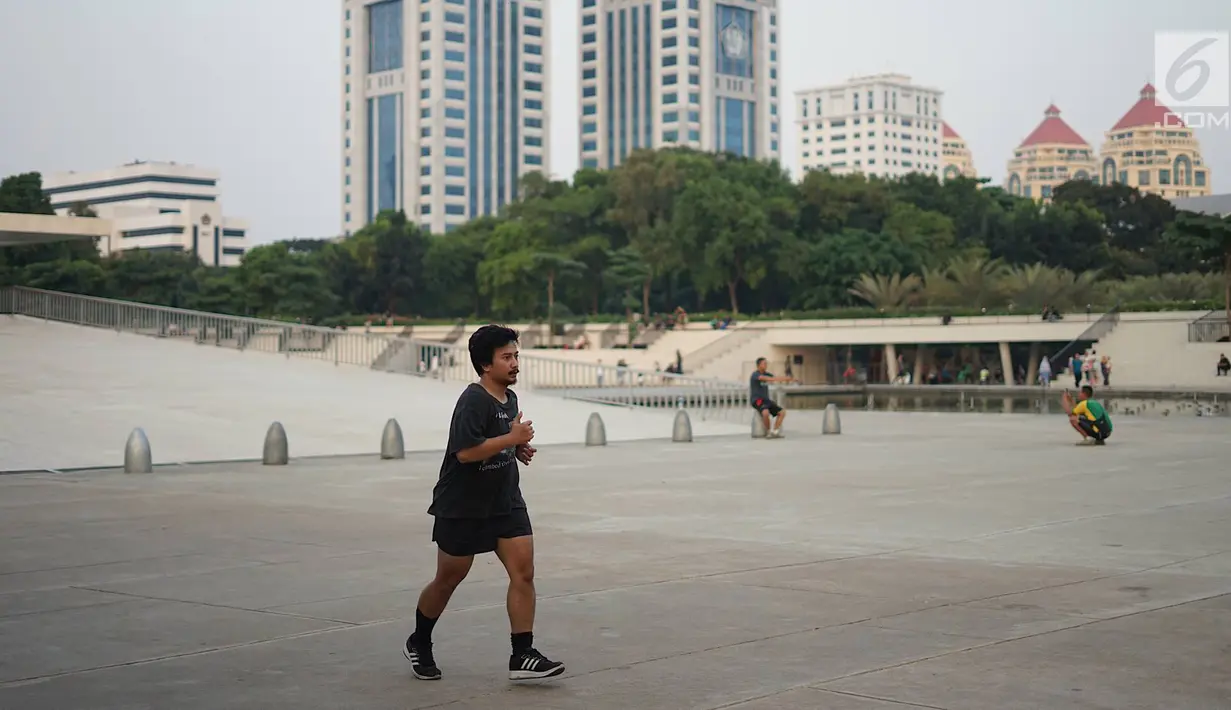 Seorang pria berlari di Taman Lapangan Banteng, Jakarta, Kamis (20/6/2019). Taman dengan luas 5,2 hektar tersebut menjadi salah satu lokasi favorit warga untuk berolahraga dan juga melepas penat. (Liputan6.com/Immanuel Antonius)