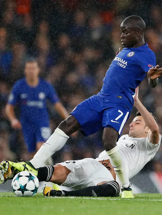Gelandang Chelsea, N'golo Kante berusaha membawa bola dari kawalan pemain Qarabag, Michel saat bertanding pada Grup C Liga Champions di Stamford Bridge, London, Inggris (12/9). Chelsea menang telak atas Qarabag 6-0. (AP Photo/Kirsty Wigglesworth)