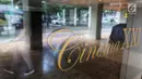 Pekerja memindahkan barang di bioskop XXI Taman Ismail Marzuki (TIM) yang per 19 Agustus 2019 sudah tidak beroperasi lagi, Jakarta, Selasa (20/8/2019). Berhentinya operasional bioskop ini disebabkan masa kontrak yang tak diperpanjang oleh pemprov DKI sebagai pengelola TIM. (Liputan6.com/Johan Tallo)