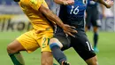 Pemain Jepang Hotaru Yamaguchi berebut bola dengan pemain Australia, Massimo Luongo saat pertandingan kualifikasi Piala Dunia Grup B di Saitama, Jepang (1/9). Atas kemengan itu Jepang lolos ke Piala Dunia 2018. (AP Photo / Shuji Kajiyama)