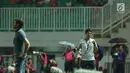 Pelatih timnas Korea Selatan U-23, Kim Hang Bum (kanan) saat laga persahabatan melawan Indonesia U-23 di Stadion Pakansari, Kab Bogor, Sabtu (23/6). Indonesia U-23 kalah 1-2. (Liputan6.com/Helmi Fithriansyah)