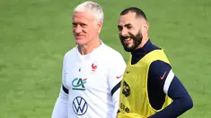 Pelatih Timnas Prancis Didier Deschamps (kiri) dan pemain Timnas Prancis Karim Benzema saat melakukan sesi latihan jelang melakukan pertandingan persahabatan melawan Timnas Wales. (Foto: AFP/Franck Fife)