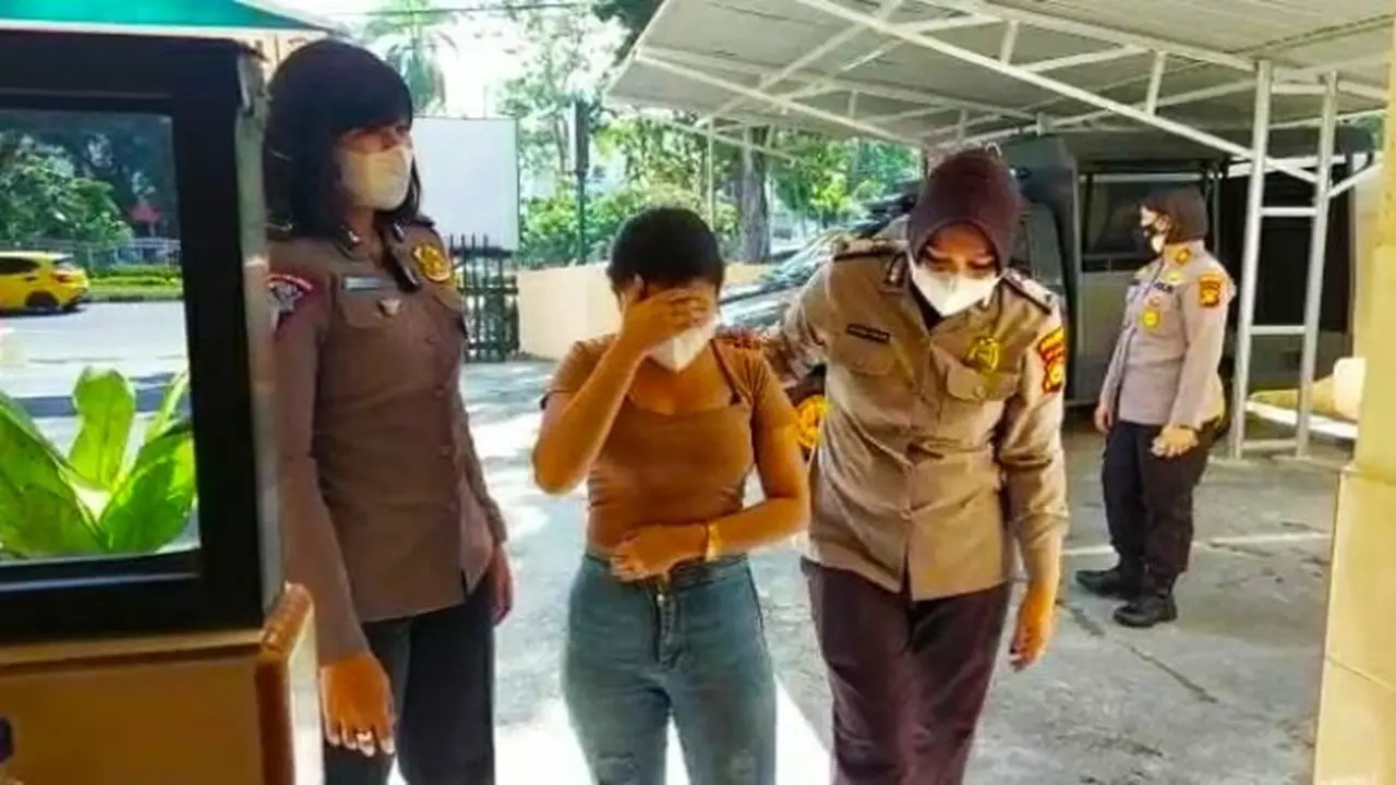 Wanita diduga komplotan prostitusi melalui aplikasi Mi Chat saat dibawa ke Polsek Pekanbaru Kota.