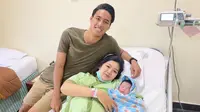 Andhika Wijaya bersama istri dan anaknya. (Bola.com/Iwan Setiawan)