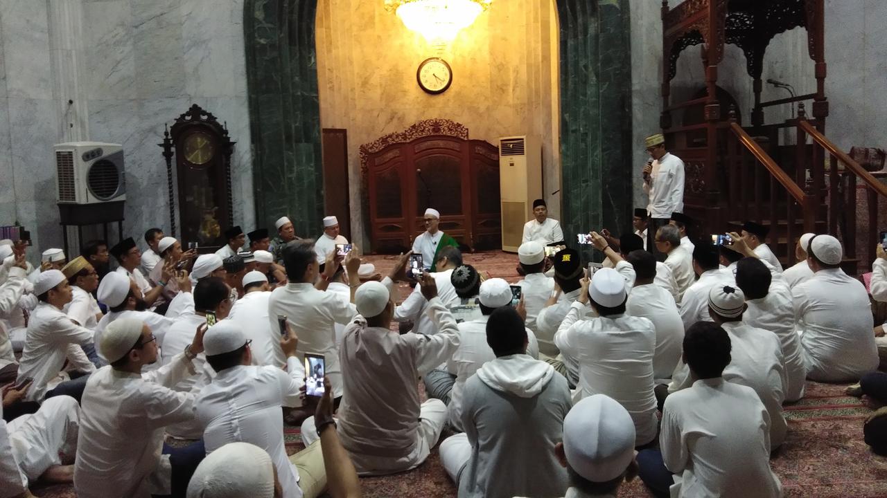 Calon wakil presiden Sandiaga Uno usai salat subuh di Masjid At-Taqwa Kebayoran Baru, Jakarta Selatan.