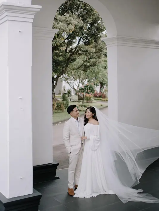 Banyak ide busana prewedding termasuk lokasi dari pasangan pengantin baru Erina Gudono. Dalam gaun off-the-shoulder dan veil yang cantik. [@erinagudono]