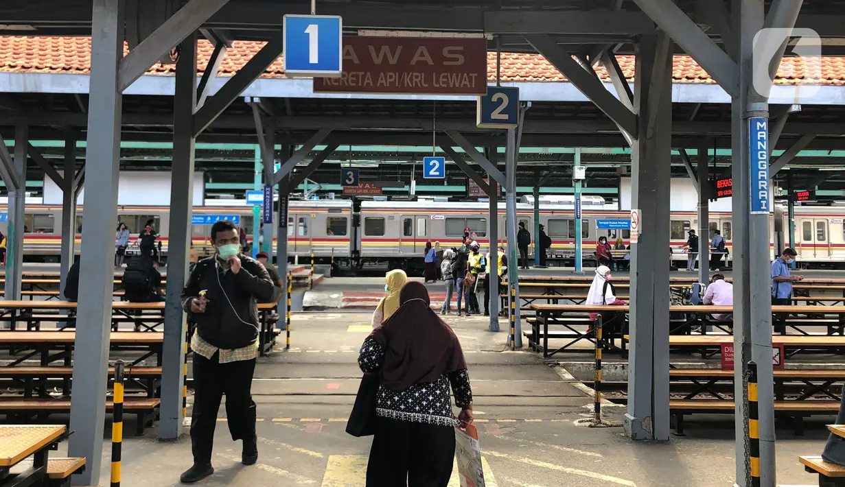 Suasana aktivitas penumpang di Stasiun KA Manggarai, Jakarta, Selasa (1/12/2020). Menhub Budi Karya Sumadi menyebut nantinuya Manggarai akan menjadi pusat stasiun KA di Jabodetabek karena semua rute kereta yang ada di Jabodetabek akan bersinggungan di Manggarai. (Liputan6.com/Immanuel Antonius)
