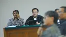 Mantan Menpora Andi Mallarangeng tampak menyimak keterangan sang adik di Pengadilan Tipikor, Senin (19/5/14). (Liputan6.com/Miftahul Hayat)