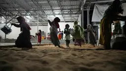 Keunikan ini menjadi tradisi diwariskan secara turun temurun oleh warga setempat selama ratusan tahun lamanya. (AP Photo/Dita Alangkara)
