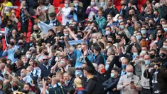 Sebanyak 8.000 fans menonton langsung partai final Carabo Cup antara Manchester City melawan Tottenham Hotspur di Wembley setelah Pemerintah Inggris resmi menyetujui laga ini sebagai acara tes resmi. (Foto: AFP/Pool/Carl Recine)