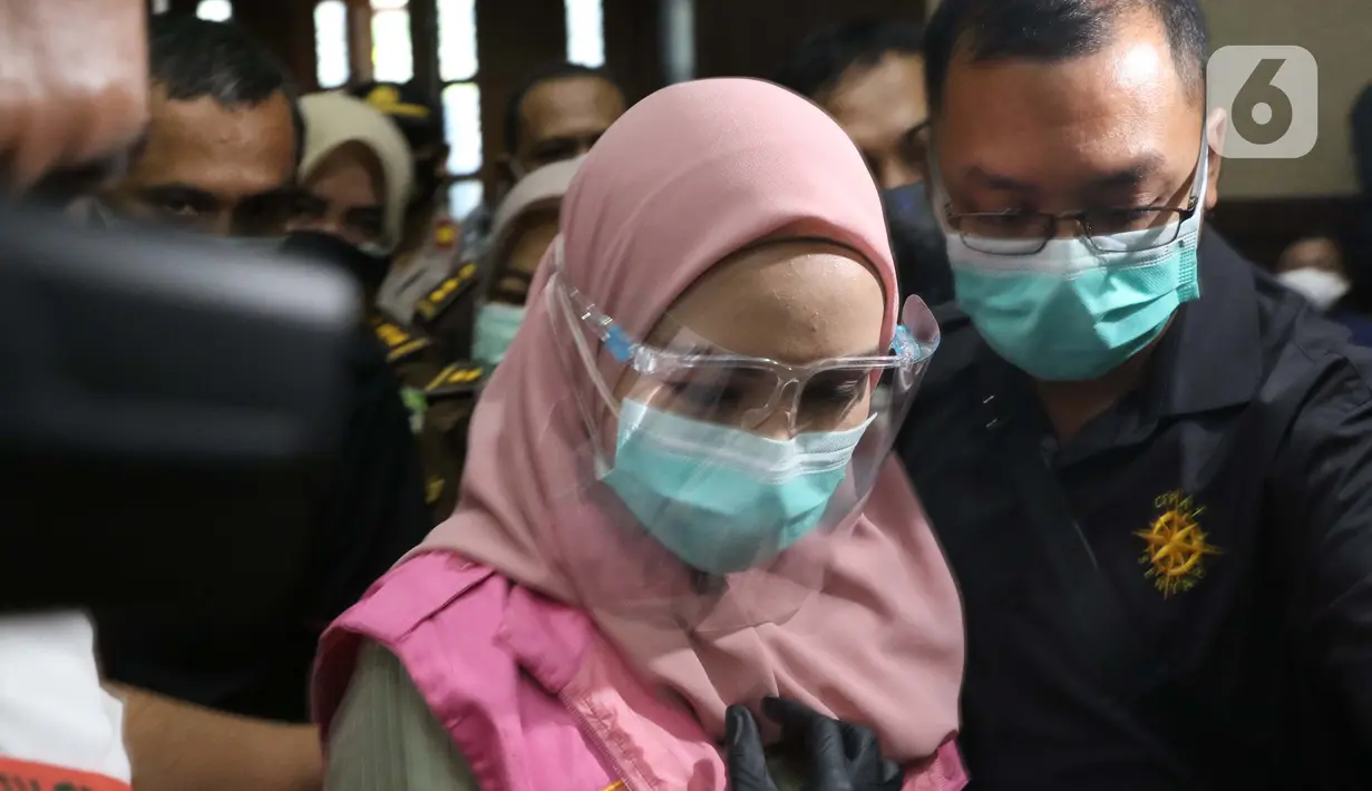 Tersangka dugaan korupsi dan tindak pidana pencucian uang terkait kepengurusan fatwa untuk Djoko Tjandra di Mahkamah Agung, Pinangki Sirna Malasari bersiap menjalani sidang perdana di Pengadilan Tipikor Jakarta, Rabu (23/9/2020). Sidang beragenda pembacaan dakwaan. (Liputan6.com/Helmi Fithriansyah)