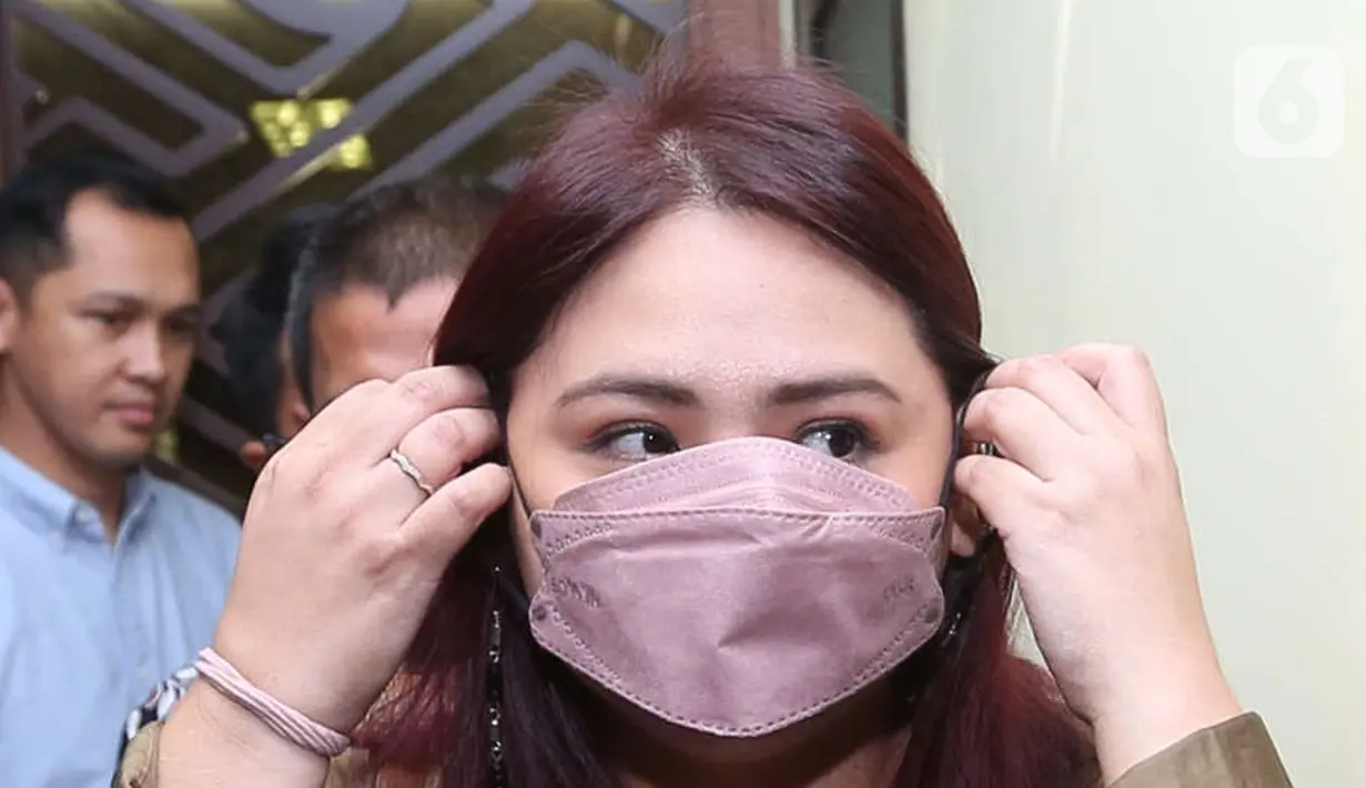 Penyanyi  Audy Item usai menjalani pemeriksaan di Polres Metro Bekasi Kota, Jawa Barat, Selasa (21/6/2022). Audy diperiksa sebagai saksi atas dugaan pengeroyokan yang melibatkan suaminya, Iko Uwais. (Liputan6.com/Herman Zakharia)