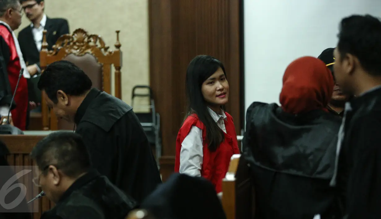 Jessica Kumala Wongso, terdakwa kasus pembunuhan Wayan Mirna Salihin, seusai menjalani persidangan ketiga di  Pengadilan Negeri Jakarta Pusat, Selasa (28/6). Sidang ini beragenda putusan sela yang dibacakan Majelis Hakim. (Liputan6.com/Faizal Fanani)